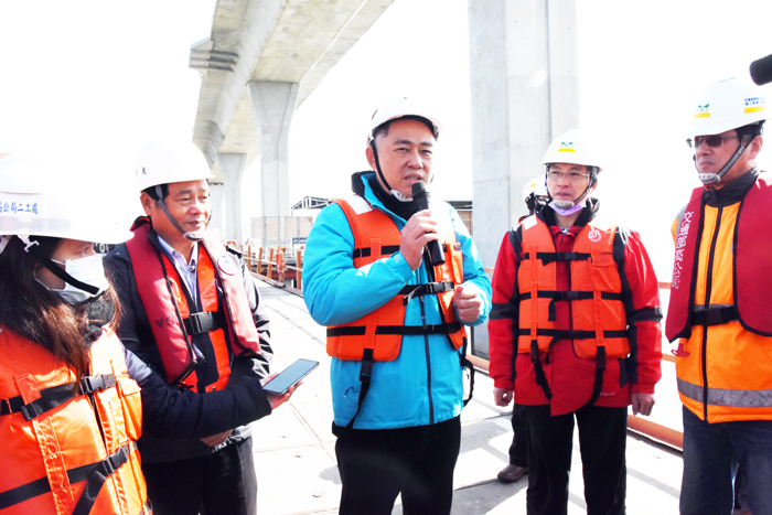 縣長楊鎮浯期許大橋如期如質完工，並說明後續的促進地方觀光構想。　　（莊煥寧攝）