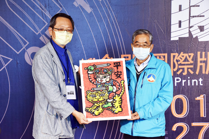 中華民國版畫學會理事長劉錫權（左）贈送版畫作品，由副縣長李增財代表收下。（詹宗翰攝）