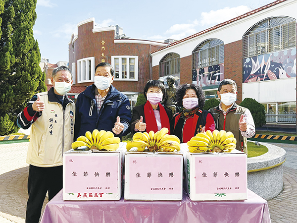 金城鎮民代表會由主席陳天成（左二）、副主席蘇碧浯（右二）代表向大同之家的長輩賀年。（詹宗翰攝）