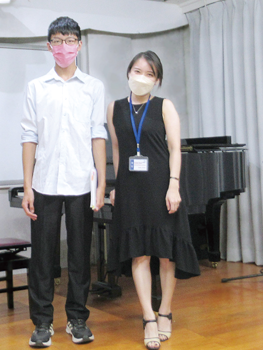 金門高中李曜辰（左）通過檢定最高級數；主考官為Lydia Tseng（右）。（主辦單位提供）