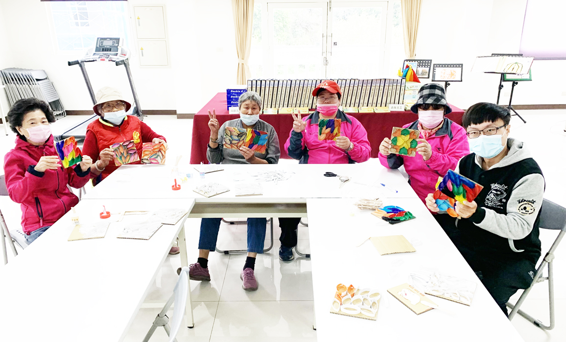 下莊社區發展協會日昨舉辦生活手作－紙捲創作課程，長輩們逐一完成一幅幅別具創意的紙捲藝術創作。（林靈攝）