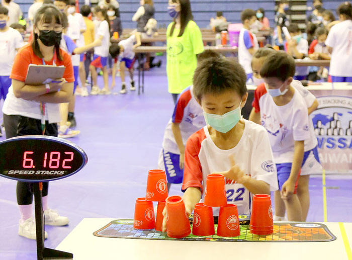 中正國小3年級學生俞景仁熱愛競技疊杯運動，參加「競技疊杯亞洲錦標賽」榮獲佳績。
（家長提供）
