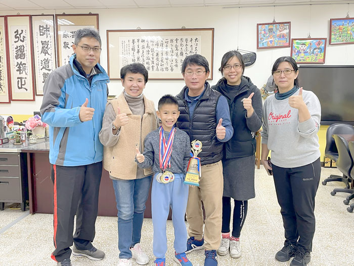 中正國小3年級學生俞景仁熱愛競技疊杯運動，參加「競技疊杯亞洲錦標賽」榮獲佳績。
（陳冠霖攝）