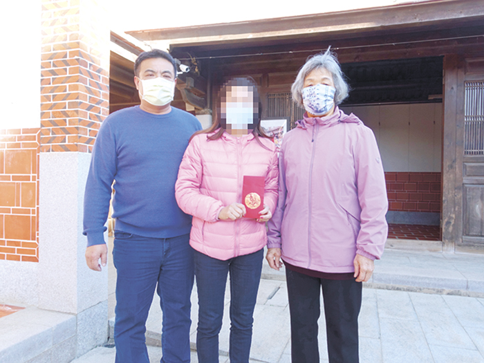 金城鎮民江寶珠女士（右），捐贈1萬元給困苦的李姓婦人。（金城鎮公所提供）