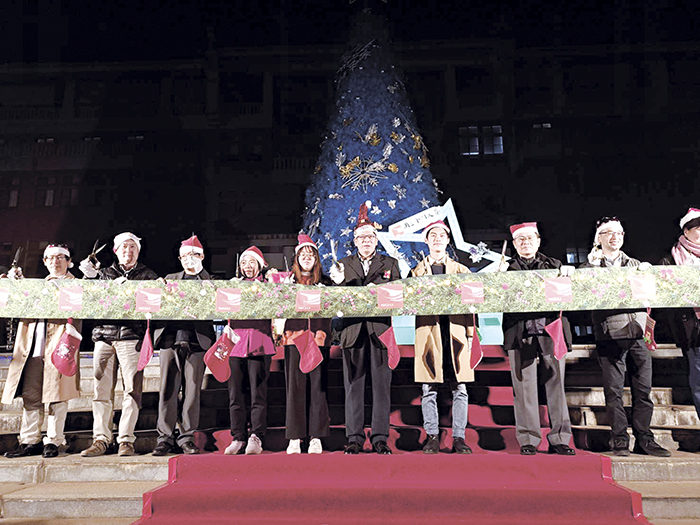 國立金門大學日前於校內的綜合大樓前舉行「金星‧禮讚」聖誕節點燈儀式。（金門大學提供）
