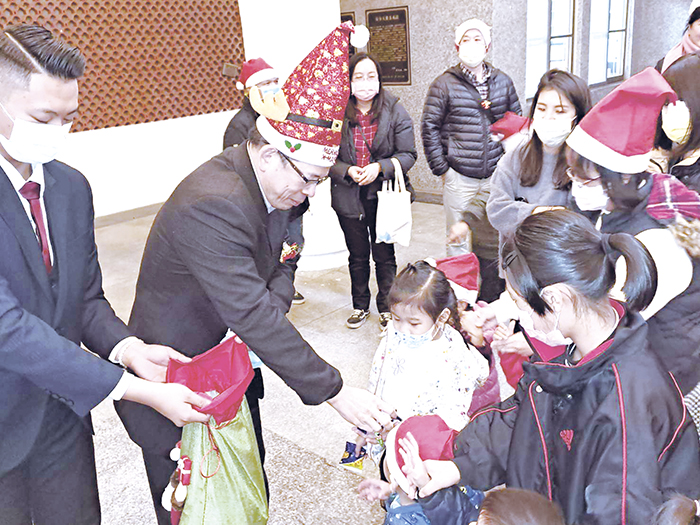 陳建民校長發送糖果，與孩子們共享聖誕快樂。（金門大學提供）