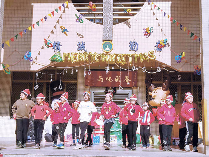 古城國小舉辦聖誕節活動，包括聖誕歌曲唱跳教學和學生聖誕裝扮走秀及聖誕市集。（陳冠霖攝）