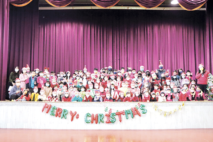 多年國小辦理英語聖誕節歌唱暨闖關活動，全校親師生提早共度歡樂聖誕佳節。（多年國小提供）