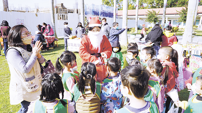 古寧國小黃芸芸校長打扮成聖誕老人，讓師生們驚喜連連。
（古寧國小提供）