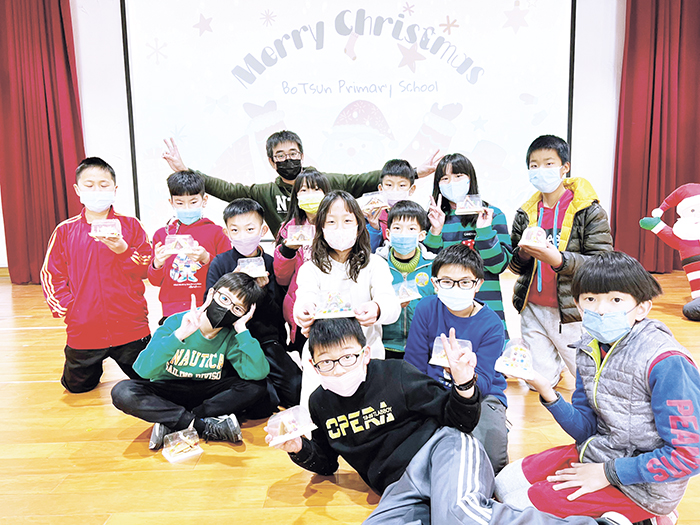 柏村國小為了讓學生們擁有難忘的聖誕節回憶，23日舉辦一系列精采的聖誕節慶祝活動。（柏村國小提供）