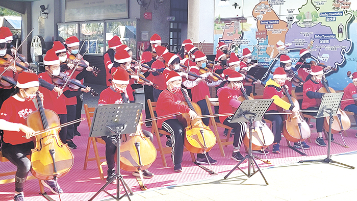 古寧國小由四至六年級30位小朋友，每人一把大、小提琴，以大合奏、齊奏和二部重奏的方式演出多首耳熟能詳的聖誕樂曲。
（古寧國小提供）