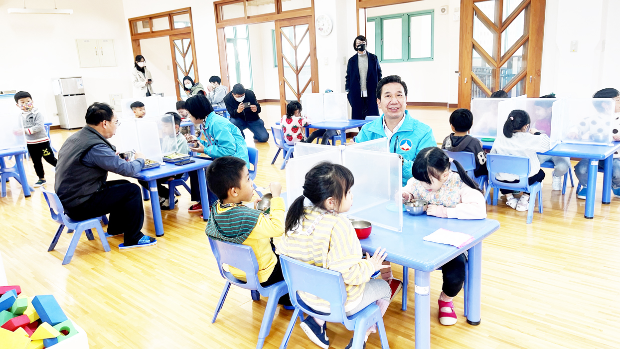 縣長陳福海昨前往開瑄國小關心學生營養午餐，並和幼大班及幼中班52位孩童共進午餐。（陳麗妤攝）