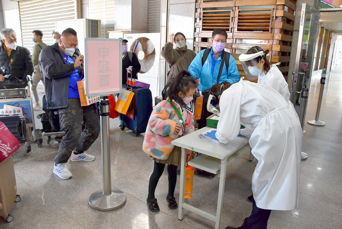 小三通昨日復航，37位旅居大陸的金門鄉親回到金門後，進行唾液PCR檢驗。（陳冠霖攝）