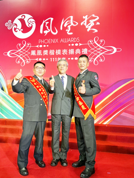 陳國瑋（左）、許丞慶（右）赴台領獎，消防局長呂英華（中）陪同前往。
（消防局提供）