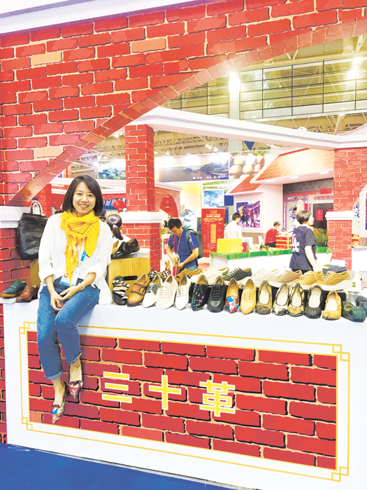 蔡欣瑜帶著三十革品牌鞋與金門縣政府一同往福建省海交會參加展覽。（蔡欣瑜提供）
