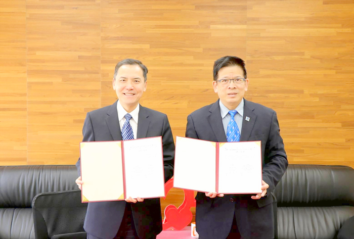 金門大學與美商3M台灣子公司簽訂「產學合作備忘錄」，金大校長陳建民和仝漢霖董事總經理（左）代表雙方簽約。（金大提供）