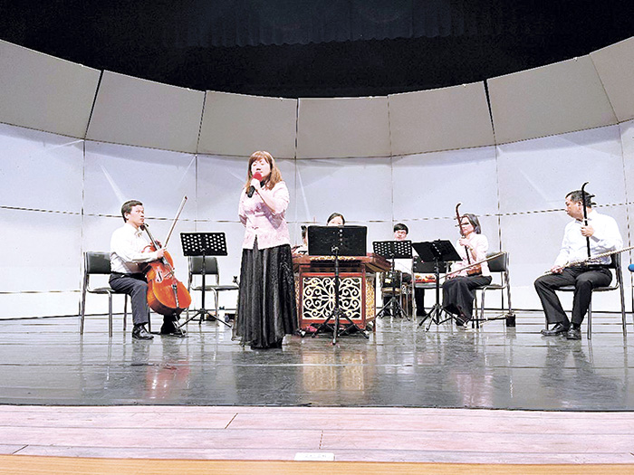 來自黑白世界的特殊樂團—365樂坊樂團，昨日下午在金門縣文化局演藝廳推出「聽見愛」音樂會。（李增汪攝）