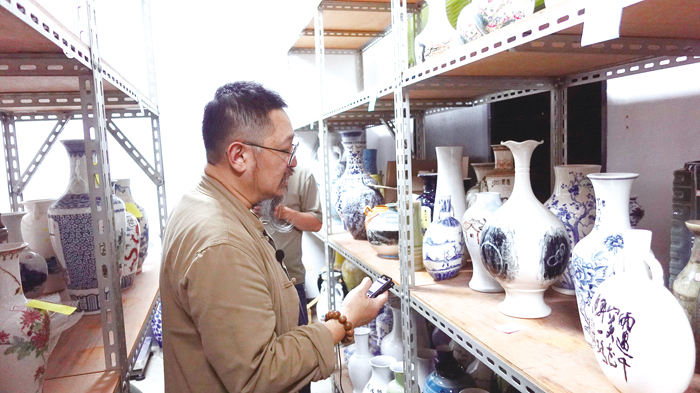 金門縣陶瓷廠建廠即將滿一甲子，近期請來專家就收藏品與歷史脈絡進行系統性的盤整與調查。（陶瓷廠提供）