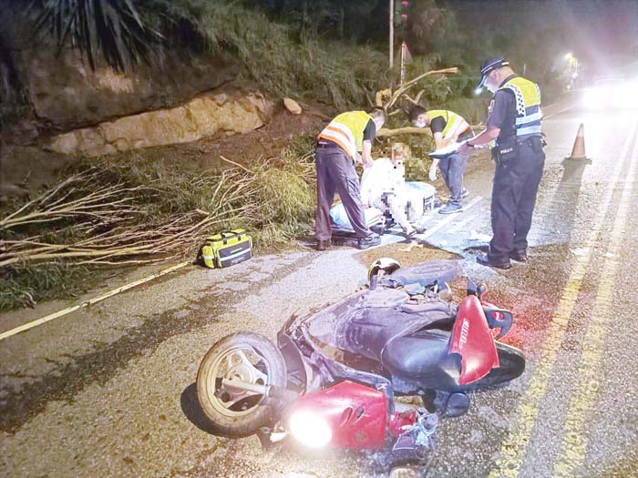 颱風剛過，一位70歲老翁騎車不慎撞上倒塌的路樹。（民眾提供）