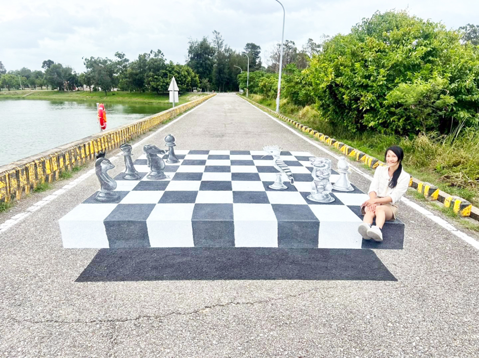 太湖旁堤岸又多了新的打卡景點「漂浮西洋棋盤」。（金湖鎮公所提供）