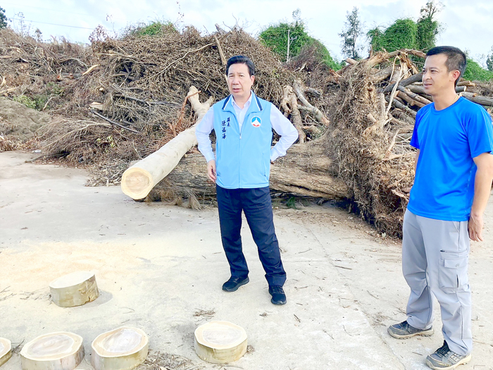 縣長陳福海前往鵲山教練場，了解颱風造成風倒木的處理進度。（林務所提供）