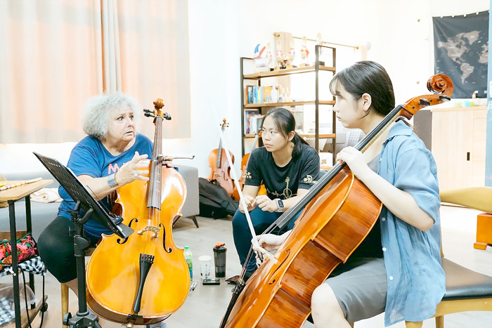 音樂營上課期間，Barbara老師因材施教，針對學生進行個別指導。（陳怡潔大提琴工作室提供）