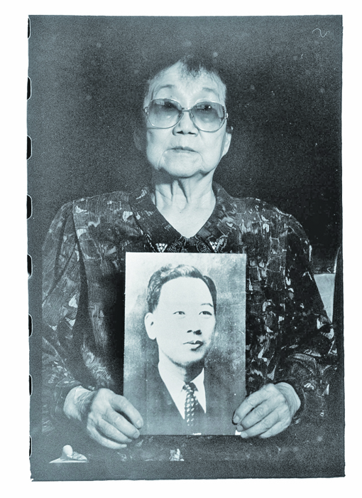 許芳子（許國雄之妹）女士手中拿著的照片就是父親許秋粽先生，本照片是許芳子女士接受228受害者家屬時的紀錄。（攝影：潘小俠）