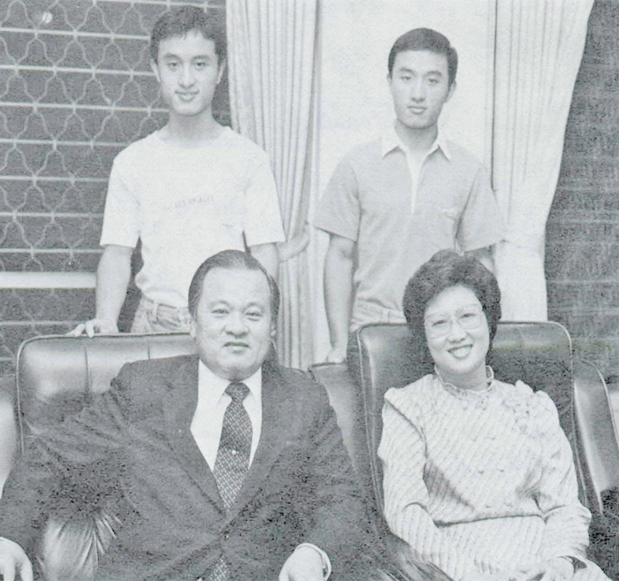 當年許水德擔任高雄市長，接受採訪時的全家福照片（下左為許水德）。（圖源：歷史照片）