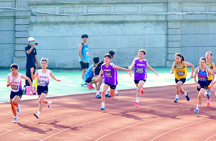 金門縣112學年度中小學田徑錦標賽昨日在金門高中登場。（許峻魁攝）