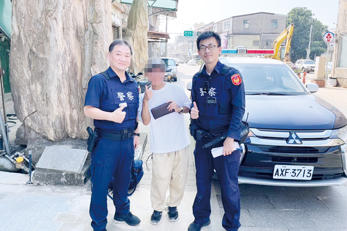 日籍旅客小池先生遺失皮夾，由熱心的民眾與警察協助尋回，他開心地與員警合影留念。（金城分局提供）