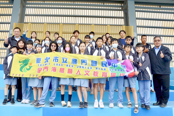台北市龍門國中的師生日前造訪烈嶼國中。（校方提供）