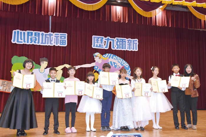 中小學鋼琴比賽，教育處長孫麗琪頒獎給績優學生。（李增汪攝）