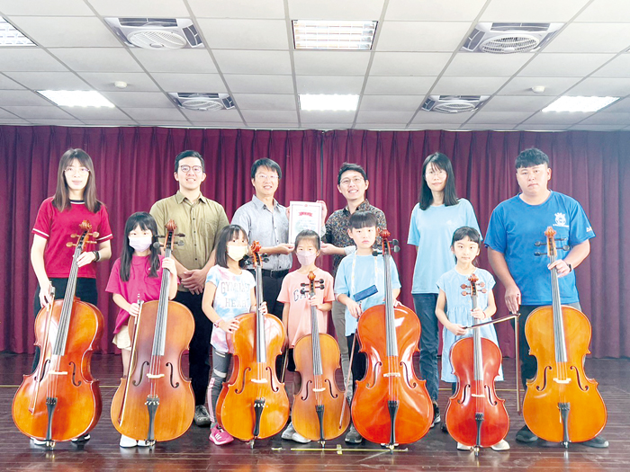 西口國小接受教育部樂器銀行所捐贈的七把大提琴。（西口國小提供）