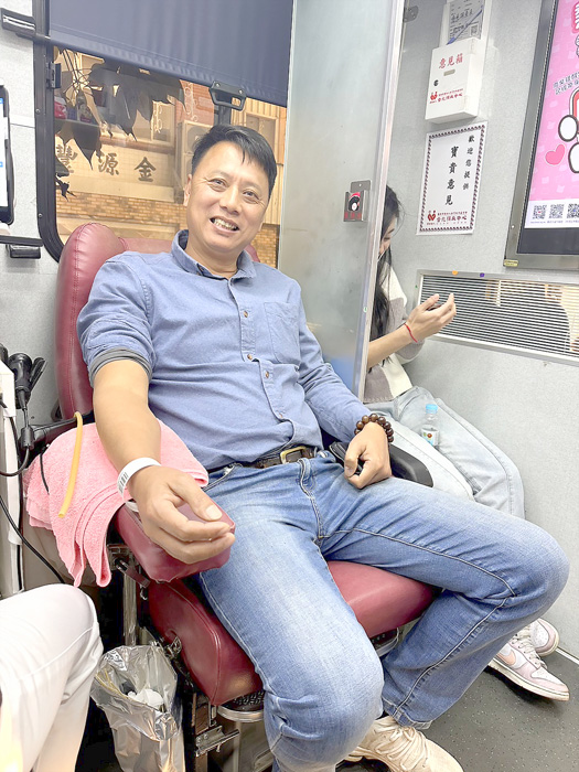 金湖鎮民代表會主席蔡乃靖挽起袖子用實際行動響應捐血。（辛亦姵攝）