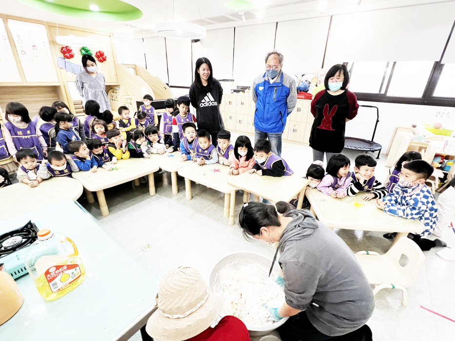述美幼兒園辦理「紅龜粿」製作體驗，由愛心志工隊面授。（述美國小提供）