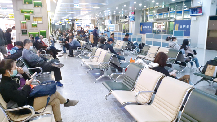 立榮航空11日下午連2航班停飛，旅客在機場枯等三小時。（民眾提供）