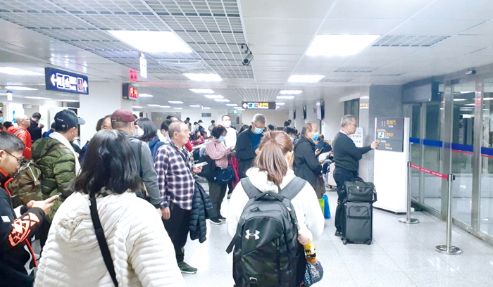 立榮航空11日下午連2航班停飛，旅客在機場枯等三小時。（民眾提供）