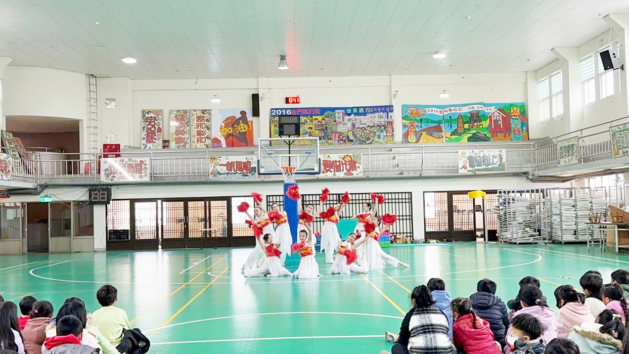 金門棠風舞蹈團新春校園巡迴演出，昨日在中正國小活動中心登場。（金門縣文化局提供）