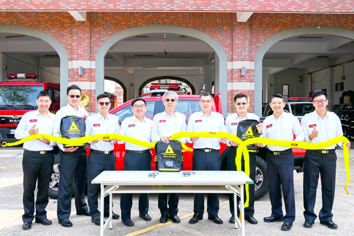 新竹市陳美枝女士捐贈「救援脫困索」予本縣消防局5處消防分隊車禍救助用。（消防局提供）