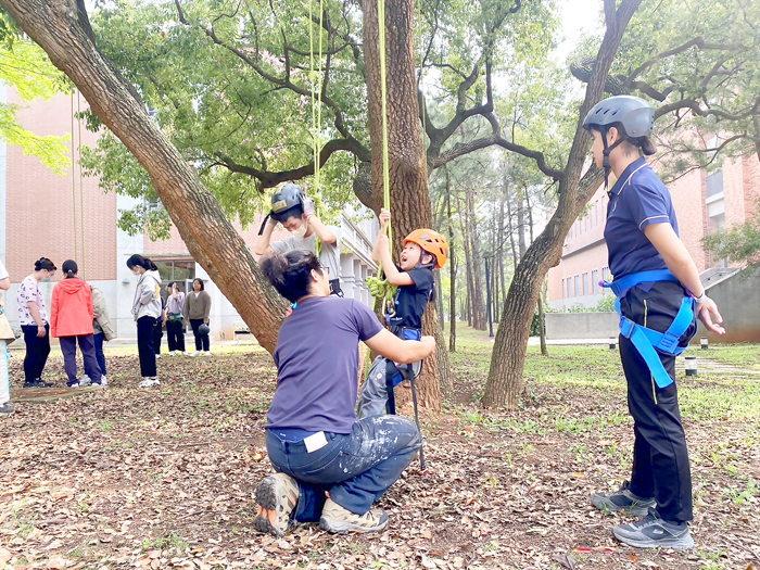 金門大學敏捷攀樹社在金大校園華僑五樟舉辦首場的攀樹體驗活動，大、小朋友體驗攀樹，親近自然。（金大提供）