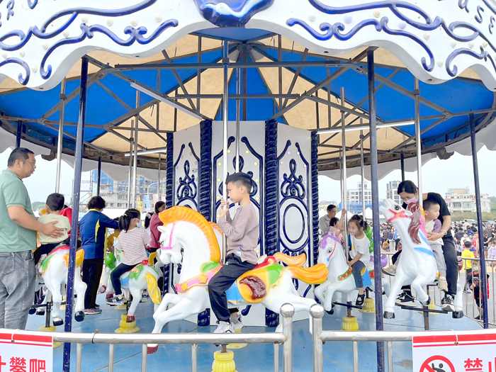 石蚵文化季主活動，現場有大型遊樂設施及表演，深受孩子們喜愛。（高凡淳攝）