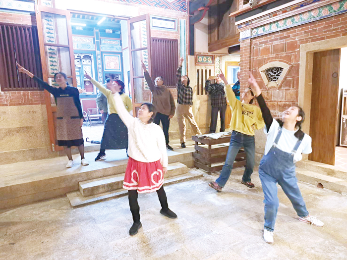 學員們以精彩的「童年」創意舞蹈劇演出開場,展現熱情、歡喜與無限創造力。(胡璉文化藝術基金會提供)