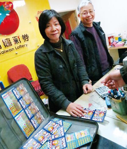   洪甘葉（左）、李國偉（右）經營的「運來發」彩券行在八天中先後開出兩個刮刮樂的頭獎。（張建騰攝）
