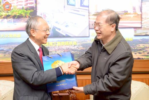   中華電信公司總經理李炎松昨赴縣府拜會，受到縣長李沃士熱烈歡迎。（董森堡攝）