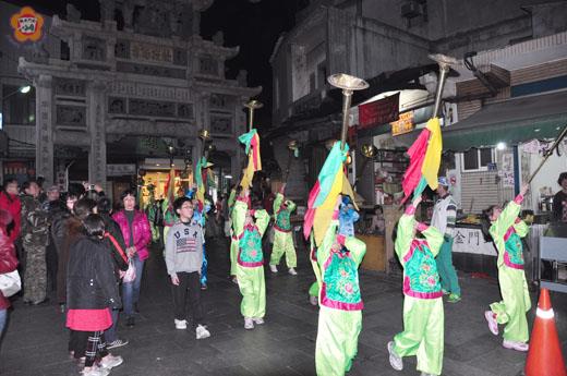   中正國小踩街慶元宵活動，沿途敲鑼打鼓，吸引眾人目光。（許峻魁攝）