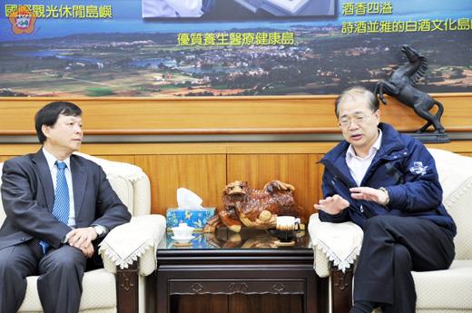   縣長李沃士昨接見中鋼公司執行副總經理林弘男，雙方交換金門水資源處理意見。（翁碧蓮攝） 