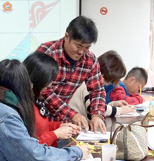 金城鎮樂齡中心舉辦春節剪紙活動,深受大人小孩喜歡,講師李秉鈞引領親子完成一件件應景作品,石頭鎮長也到場參與,給予肯定。(陳麗妤攝)