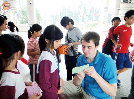 Ryan DeVries, a Fulbright ETA, teaches students in Kaohsiung. 