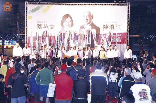 民進黨總統參選人蔡英文和立委參選人陳滄江,昨(2日)晚在金湖新市里籃球場舉辦造勢晚會,現場湧入大批民眾。(陳冠霖攝)