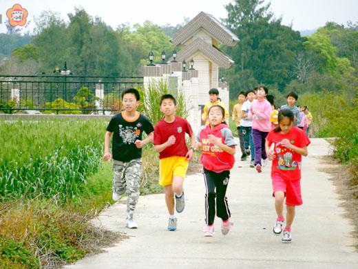 賢庵國小全校性的班際路跑賽，同學們個個全力以赴。（杜立民攝）